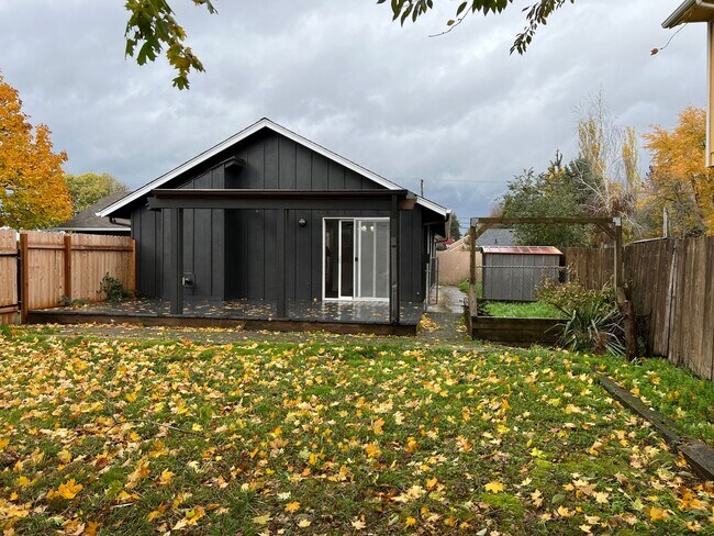 Building Photo - Beautiful 3 bedroom 2 bath house in Eugene!  $500 OFF YOUR FIRST MONTH'S RENT!