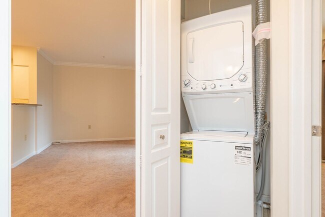 Building Photo - 1 BR 1 BA Condo in Reston