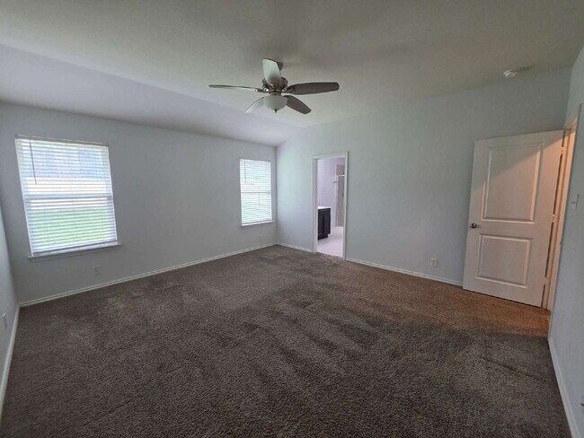 Building Photo - Ready Now – Freshly Painted & Move-In Ready!