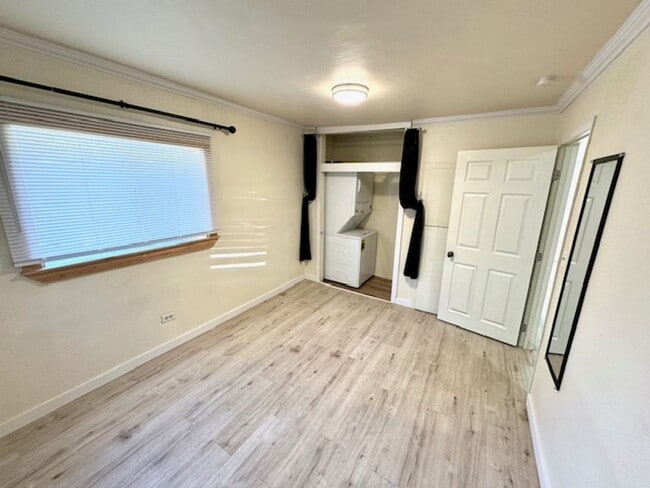 Building Photo - Clean Downtown One Bedroom Utilities Included