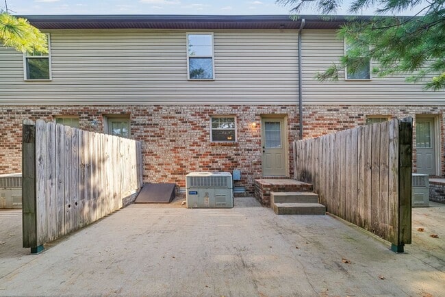 Building Photo - Pet Friendly Two Bedroom!