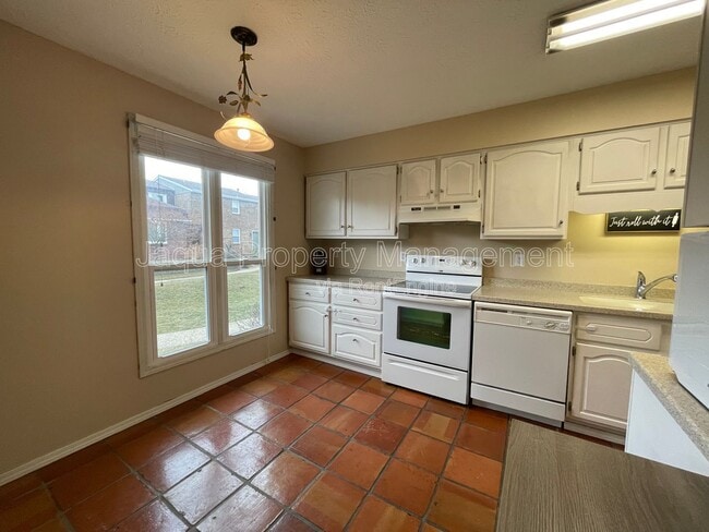 Building Photo - 2591 Stratford Dr