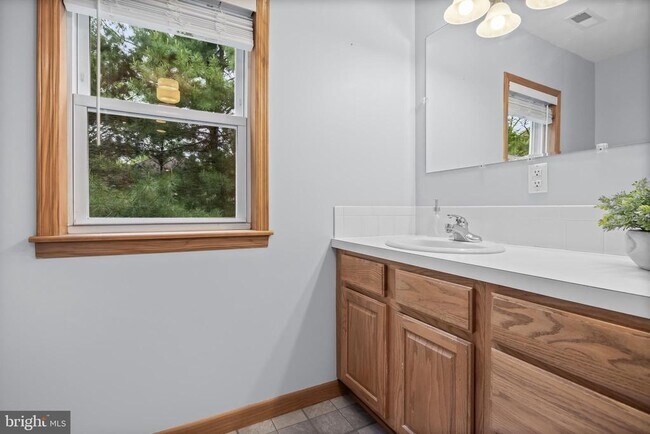 Building Photo - 405 Holly Glen Dr