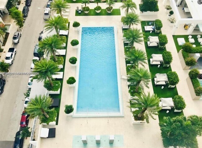 Building Photo - 600 NE 27th St