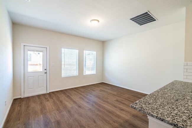 Building Photo - 612 LT Rusty Dr