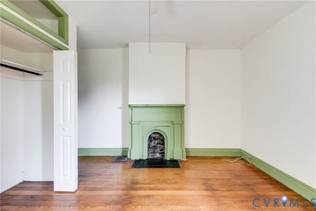 Building Photo - 430 S Pine St