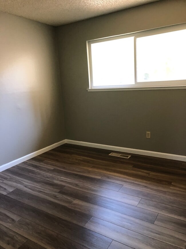 Building Photo - 3 bedroom 2 bath Available Now!