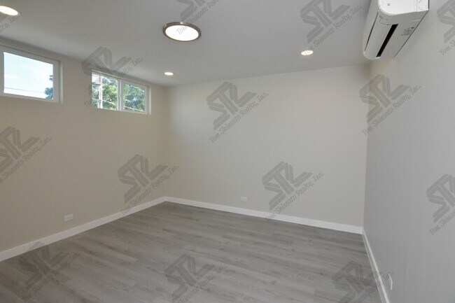 Building Photo - 1236