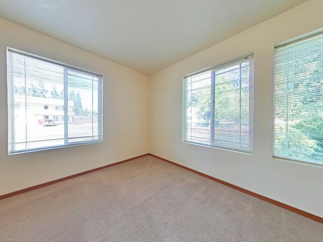Building Photo - 5 Bedroom Home ~ Close to Campus
