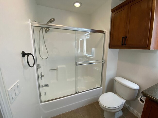 Building Photo - Beautifully Renovated 1-Bedroom Condo in R...