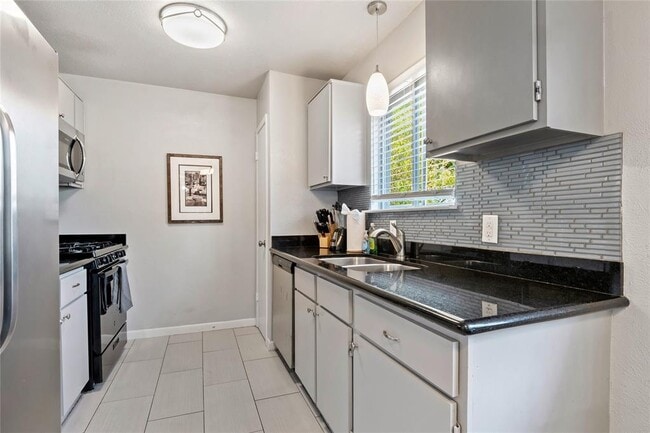 Building Photo - 7203 Barnsdale Way