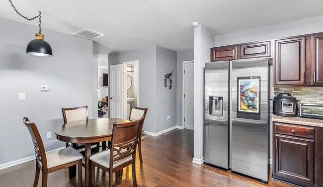 Building Photo - 4 Bedroom 3 Bath Pet Friendly Rental!