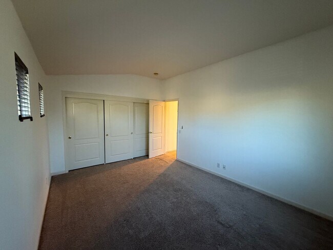 Building Photo - Large two story in Rose Hollow neighborhoo...