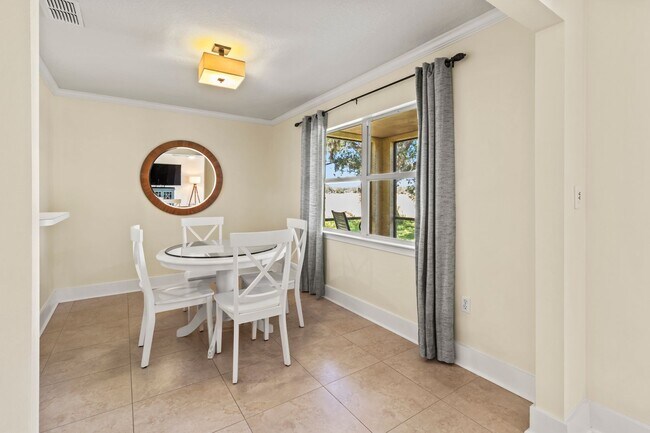 Building Photo - 2BR | 2Bath Central Sarasota Townhouse