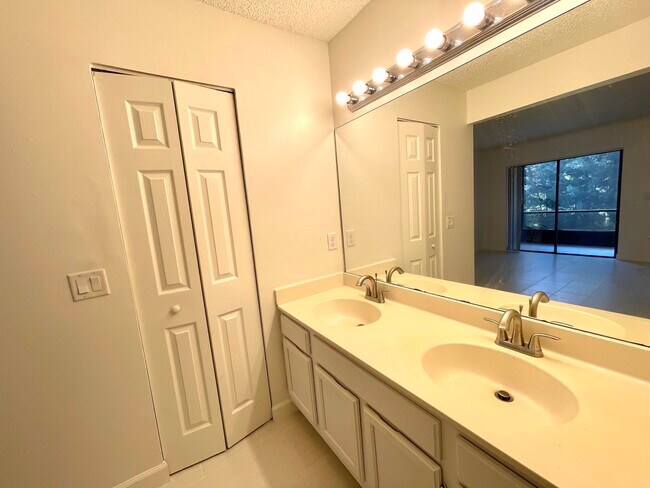 Building Photo - 2476 SE Garden Terrace