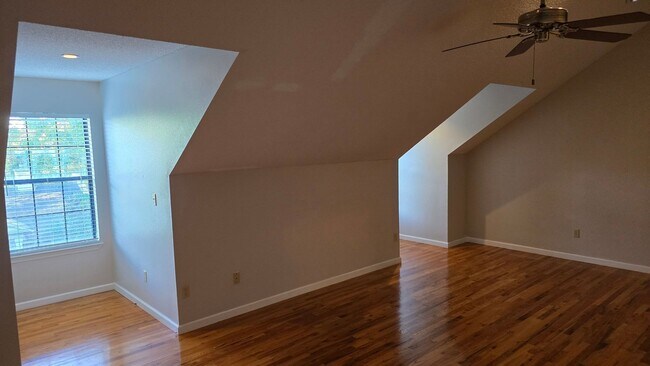 Building Photo - Beautiful Large home off of Mahan