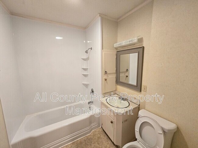 Building Photo - 10 Fountain Cir