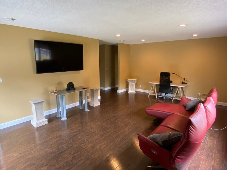Building Photo - 425 Chanticleer