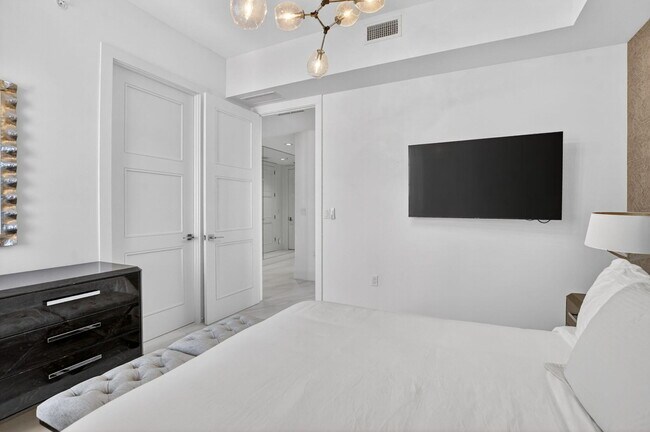 Building Photo - 155 E Boca Raton Rd