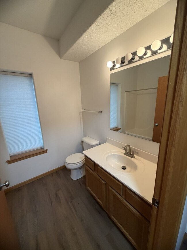 Building Photo - New Listing - 2 Bedroom, 1 Bath Condo on Northeast side of Iowa City