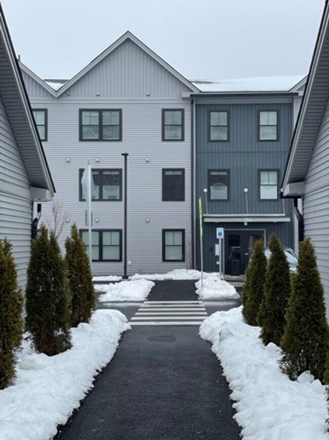 Building Photo - The Gables at Scarborough Downs: 2 Bedroom 1.5 Bath Condo, 2c. garage $2,750.00 4/01/2026