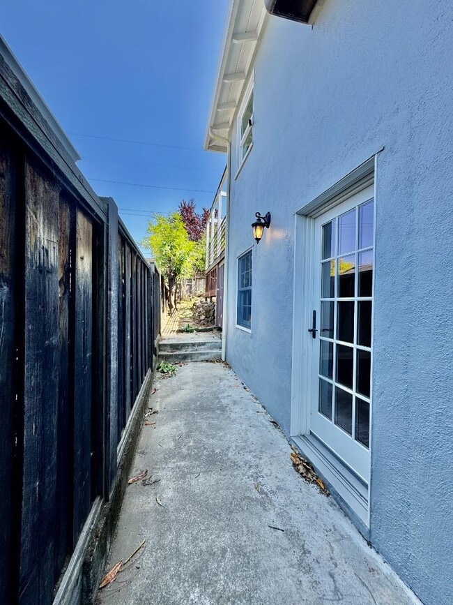 Building Photo - 615 Hobart Ave
