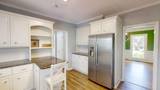 Building Photo - 4130 Knollcrest Cir N