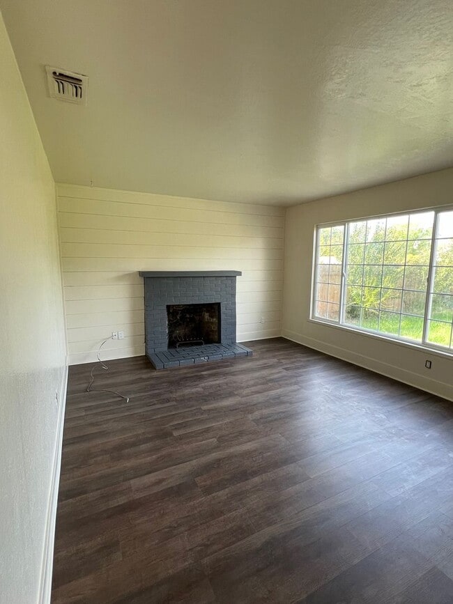 Building Photo - Beautiful 3 Bed and 1.5 Bath Home with 2 Car Garage Rent $2,250.00