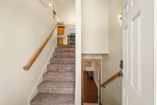 Building Photo - Spacious 3-Bed, 2-Bath Upper-Level Duplex