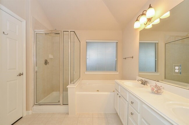 Building Photo - 24643 Hampton Lakes Dr