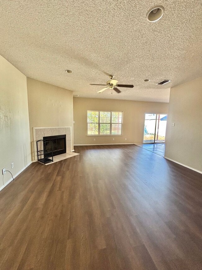 Building Photo - NOW AVAILABLE - 3 Bedroom Home in the PaulAnn Neighborhood!