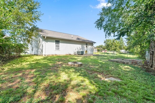 Building Photo - Lovely ranch style minutes from Fort Campbell