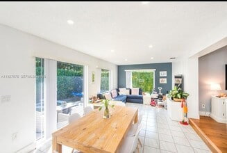 Building Photo - 819 Capri St