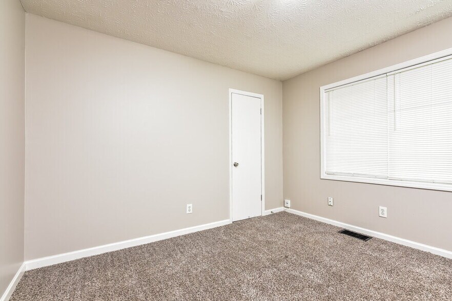 Building Photo - 160 Swan Lake Dr