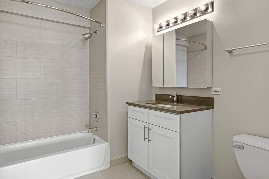 Building Photo - 598 N State St