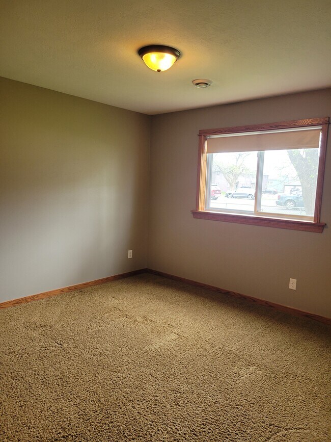Building Photo - 720 Brooklawn Dr
