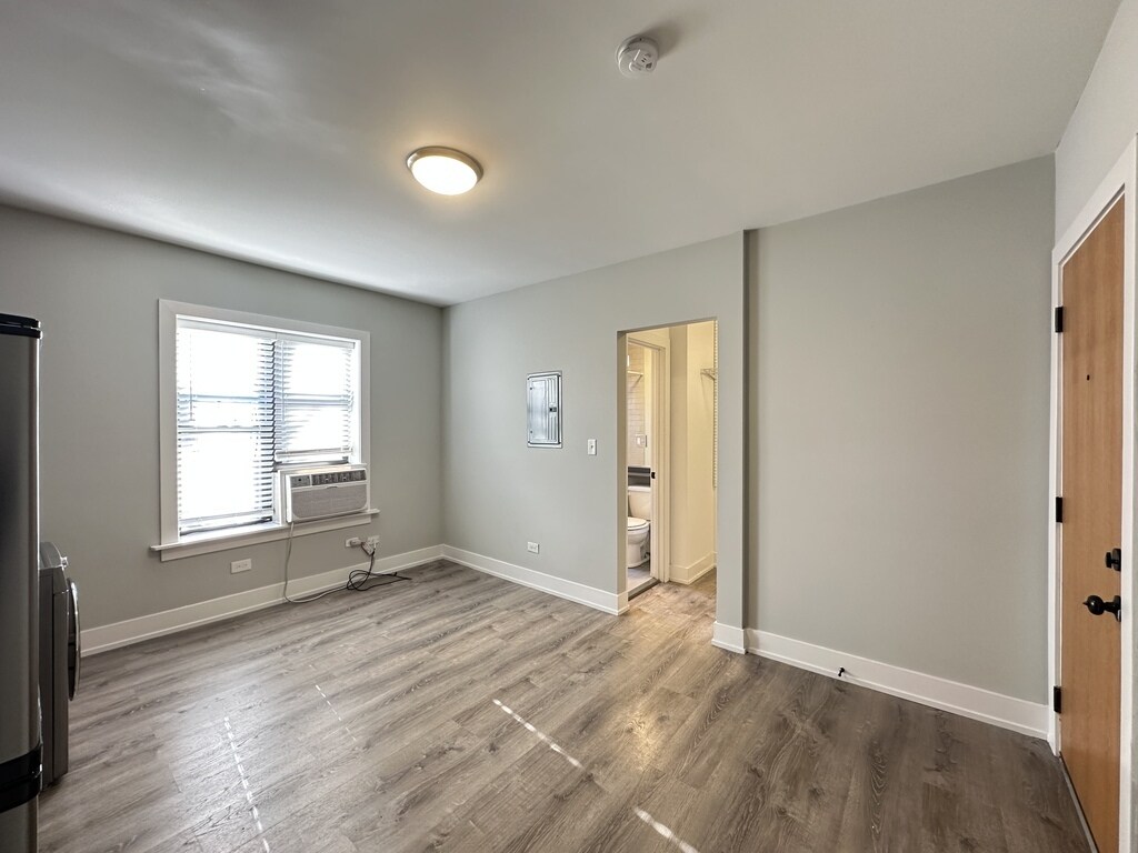 Building Photo - 533 W Belden Ave