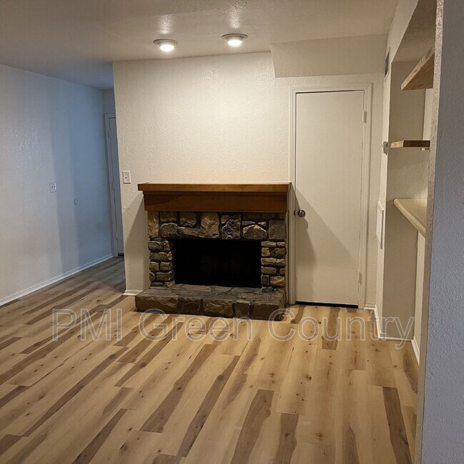 Building Photo - 2216 E 66th Pl