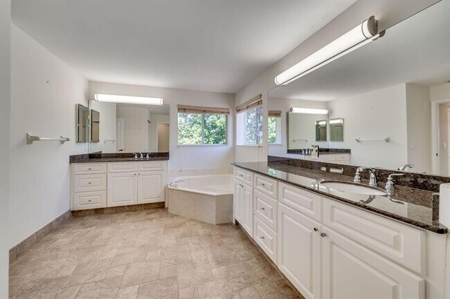 Building Photo - 558 Stonemont Dr