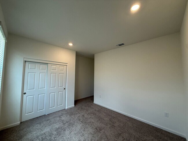 Building Photo - 3 bedroom, 2 bathroom home located in the vibrant community of Madera, CA