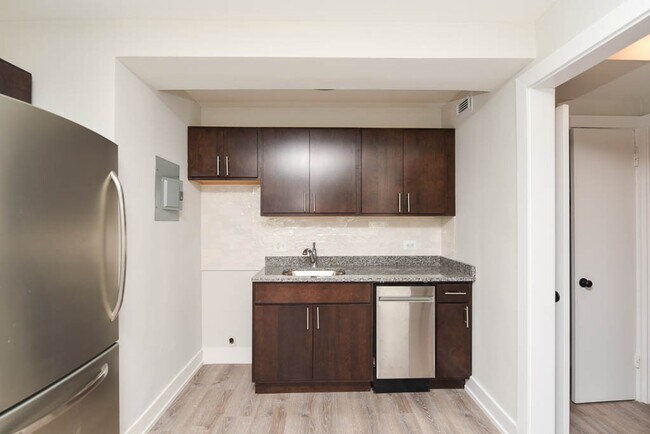 Building Photo - 450 W Wellington Ave