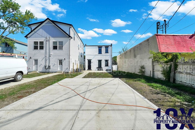 Building Photo - 1213 E Whittier St