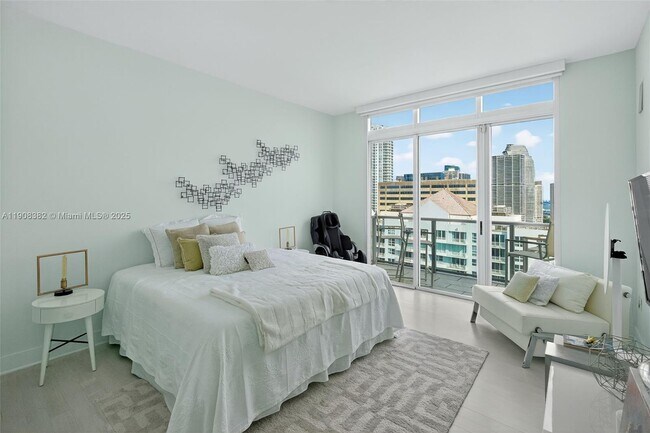 Building Photo - 1155 Brickell Bay Dr