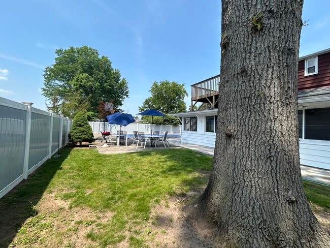 Building Photo - 84 N Vivyen St