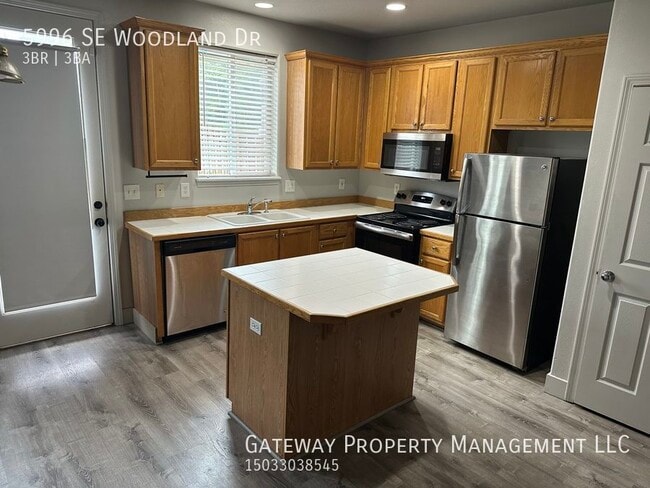 Building Photo - 5996 SE Woodland Dr