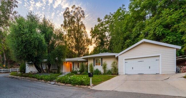 Primary Photo - Beautiful Tarzana Rental!