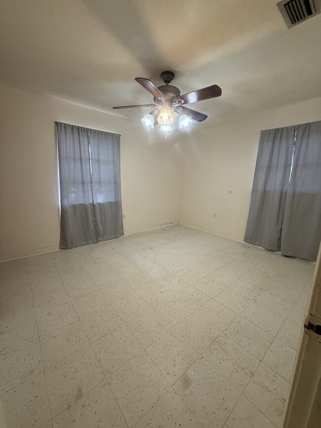 Building Photo - Esposito St