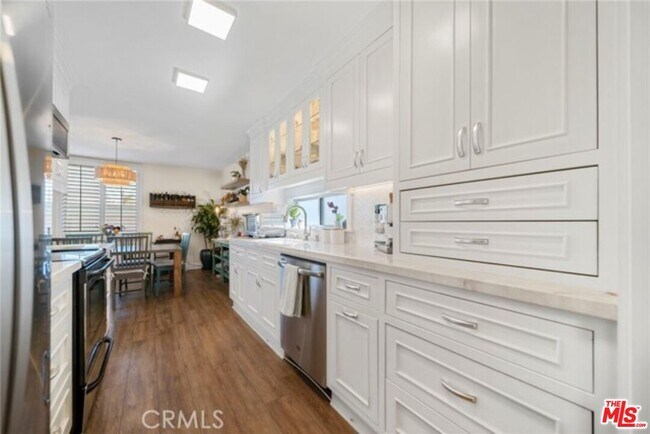 Building Photo - 5301 Balboa Blvd