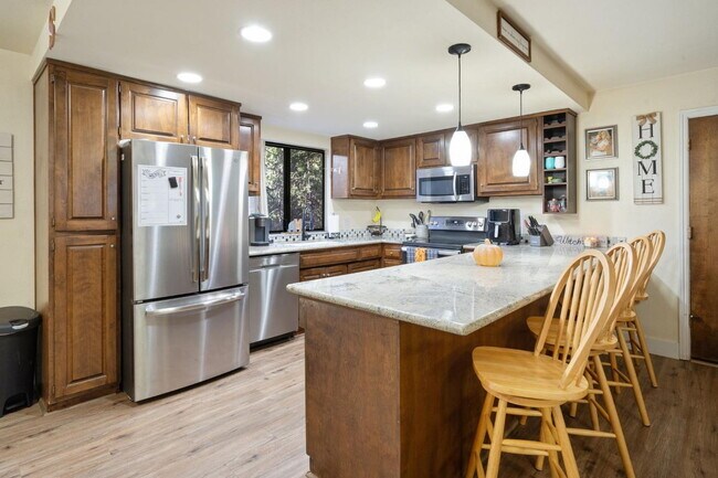 Building Photo - Rare 4-bedroom home in Camino for rent!