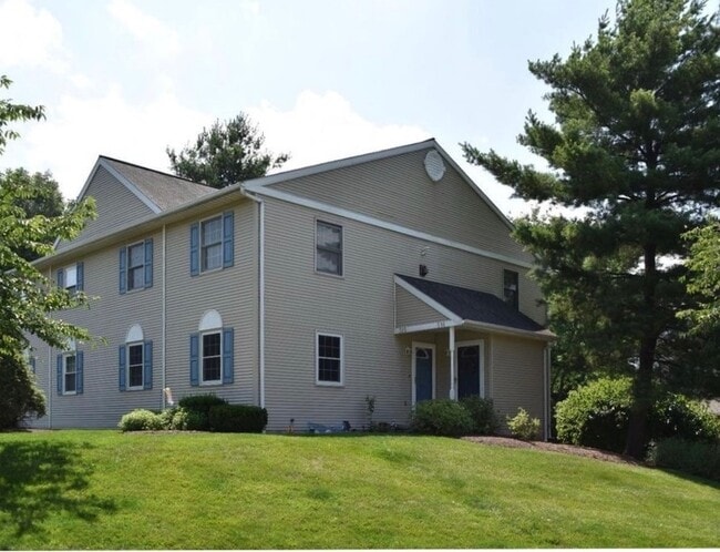 Building Photo - Cozy 2 Bedroom Condo